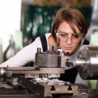 junge-frau-an-der-drehmaschine--ehrenberg-bilder junge-frau-an-der-drehmaschine--ehrenberg-bilder